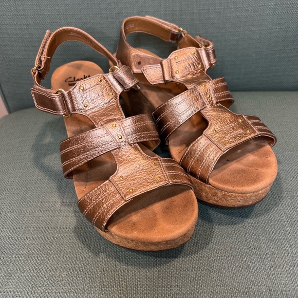 Clarks Collection Soft cushion metallic wedge sandal shoe women’s size 7.5 GUC - Picture 6 of 6